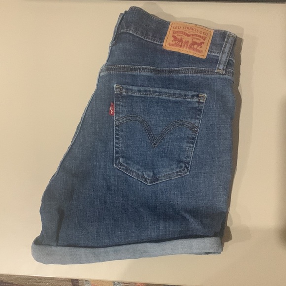 Levi’s mid length shorts. Size 27. Like new. - Picture 5 of 5